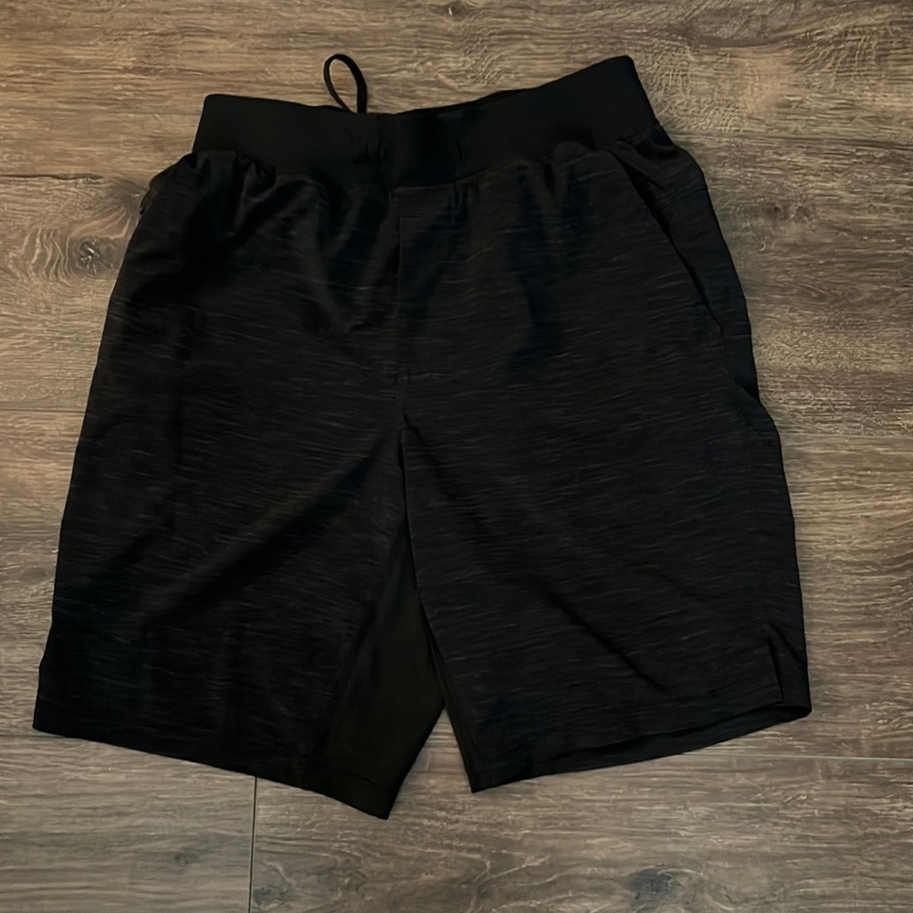 Men’s Lululemon T.H.E. shorts 9”